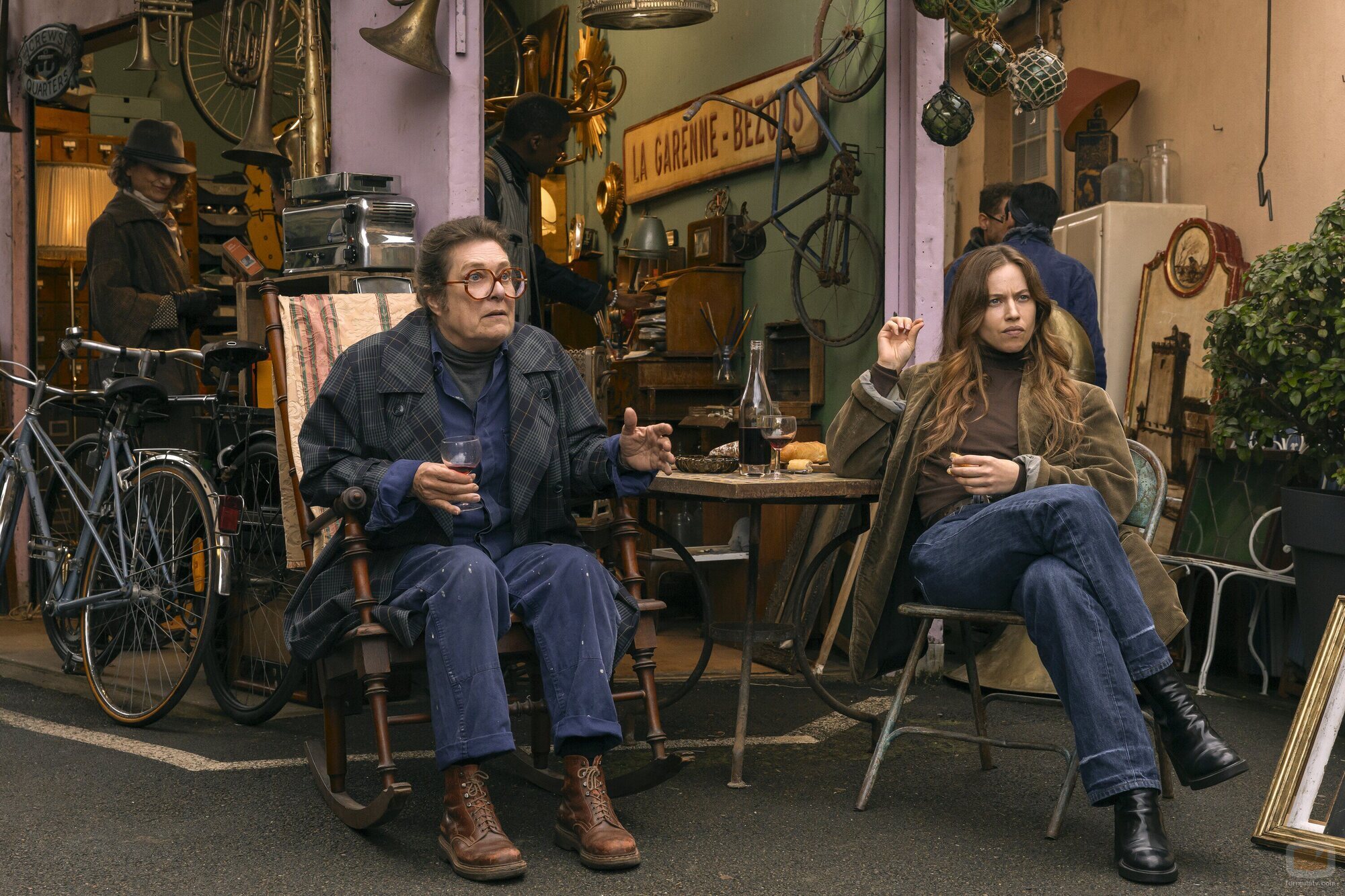 Marie Berto y Lou de Laâge en 1x08 'La oferta' de 'Estrella'