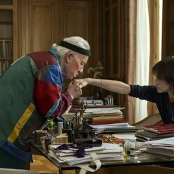 Simon Callow y Charlotte Gainsbourg en 1x04 titulado 'El hipo' de 'Estrella'
