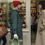 Gideon Glick y Charlotte Gainsbourg en la temporada 1 y el capítulo 02 de 'Estrella'