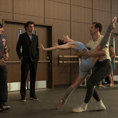 Luke Kirby y Gideon Glick en el 1x01 de 'Étoile'