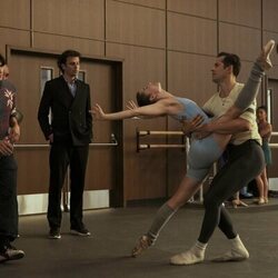 Luke Kirby y Gideon Glick en el 1x01 de 'Étoile'