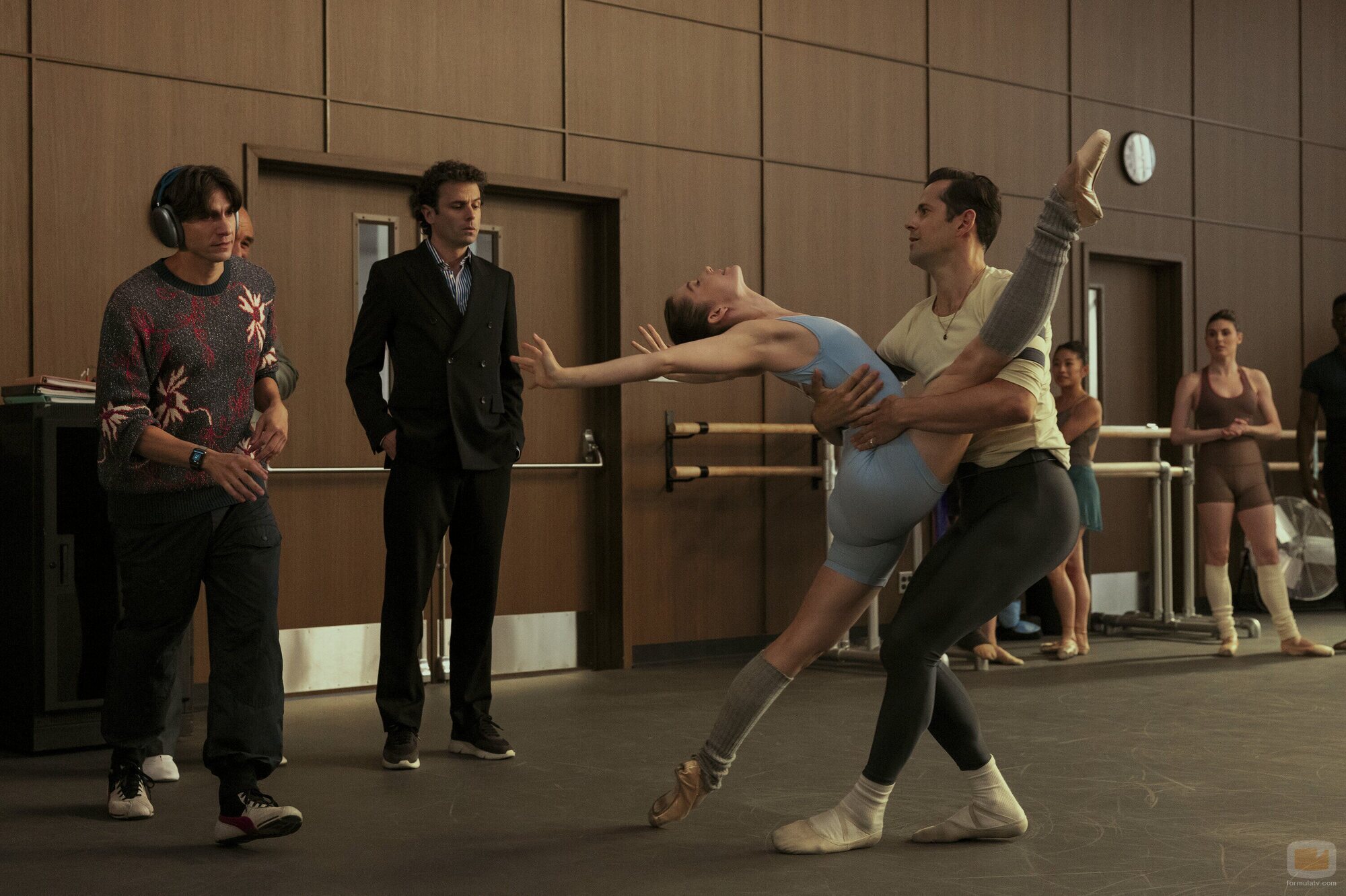 Luke Kirby y Gideon Glick en el 1x01 de 'Étoile'