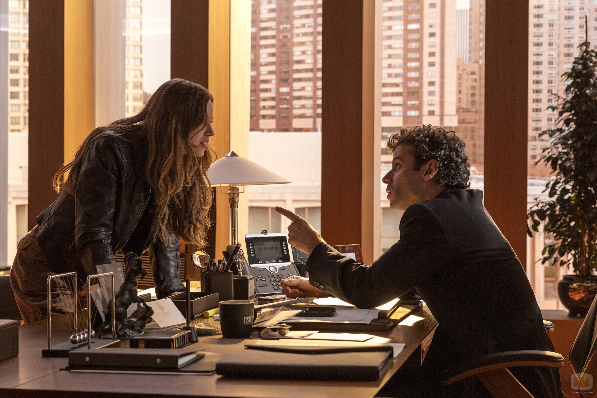 Luke Kirby y Lou de Laâge en la temporada 1 y el capítulo 01 de 'Estrella'