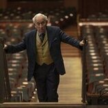 Simon Callow en 1x01 'El cambio' de 'Estrella'