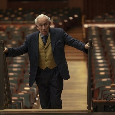 Simon Callow en 1x01 'El cambio' de 'Estrella'