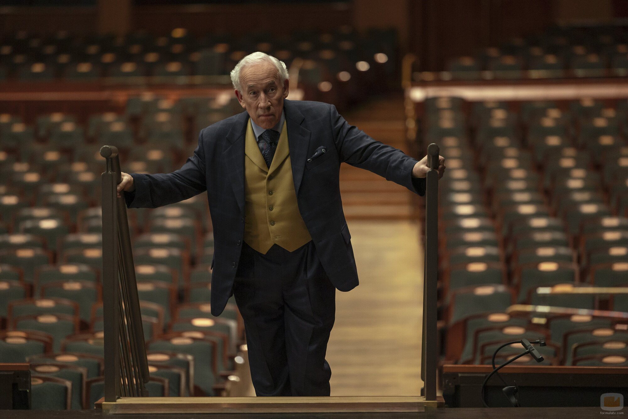 Simon Callow en 1x01 'El cambio' de 'Estrella'