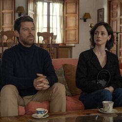 Manu Baqueiro y Elena Rivera en el 1x07 de 'Perdiendo el juicio'