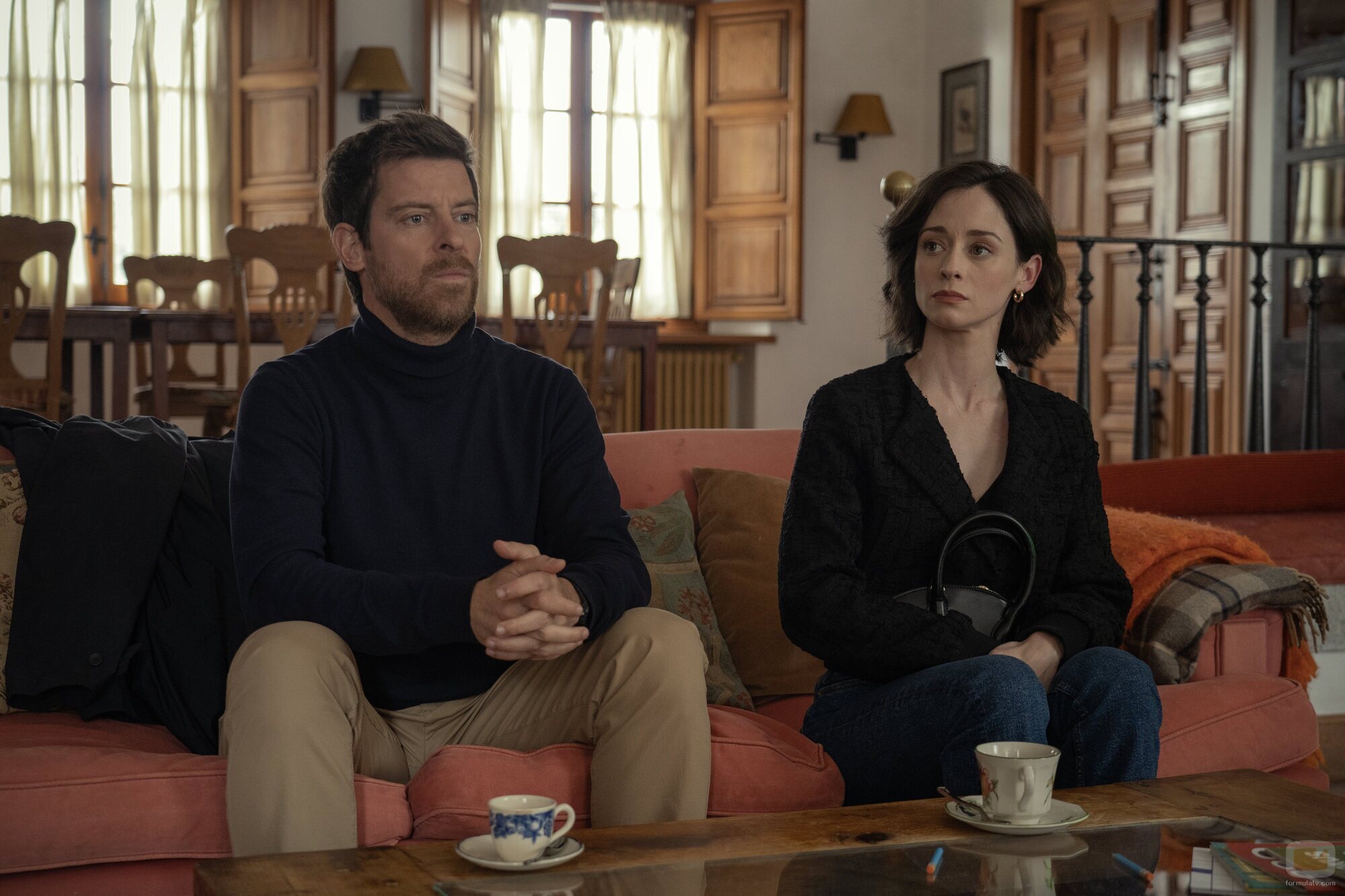 Manu Baqueiro y Elena Rivera en el 1x07 de 'Perdiendo el juicio'