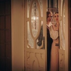 Andrea Duro y Elena Maroto en la temporada 1 y el capítulo 07 de 'La Favorita 1922'