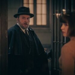 Imagen de Verónica Sánchez y Fernando Cayo en 'Acorralados' de 'La Favorita 1922'