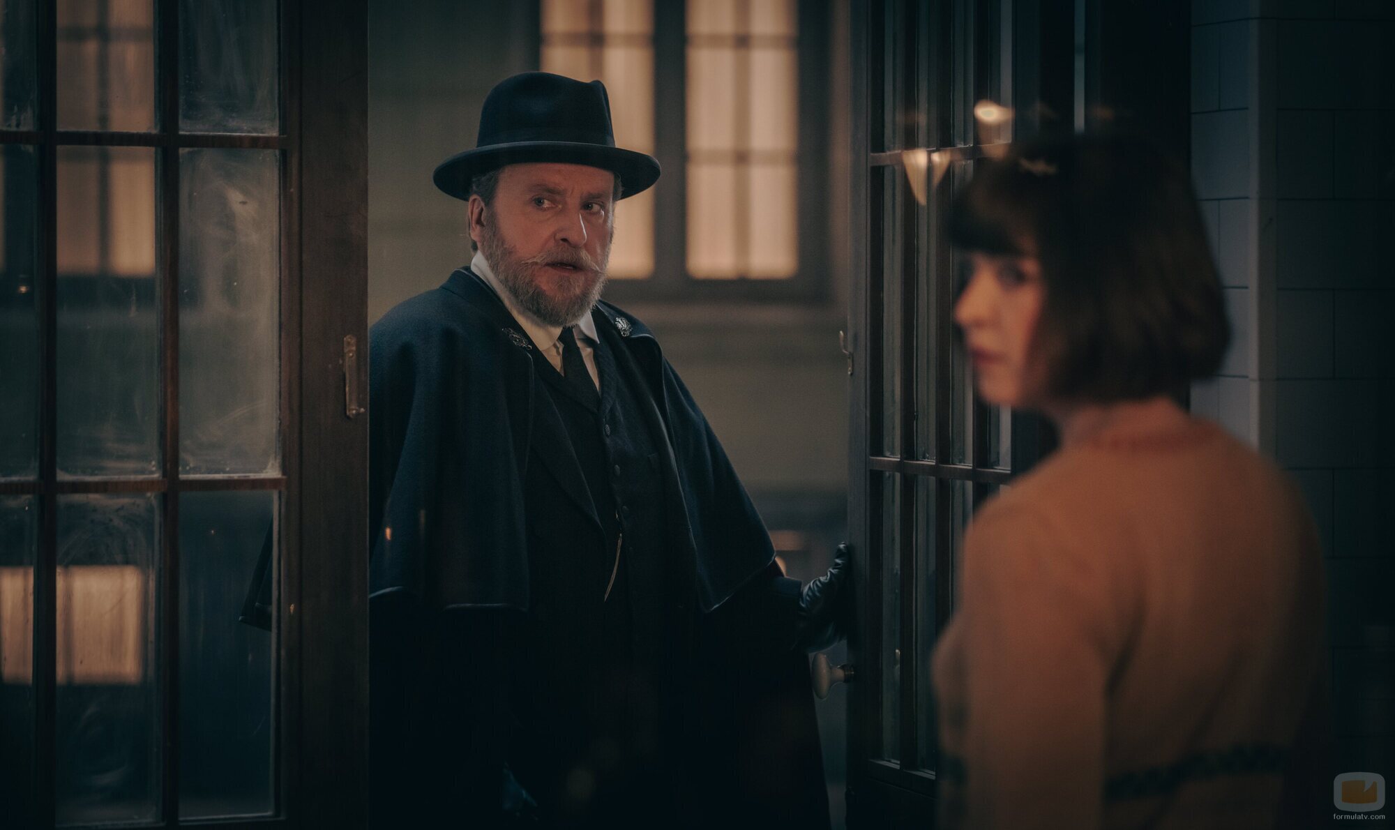 Imagen de Verónica Sánchez y Fernando Cayo en 'Acorralados' de 'La Favorita 1922'