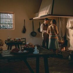 Escena de Verónica Sánchez y Luis Fernández 'Perla' en 'La oportunidad de Covadonga' de 'La Favorita 1922'