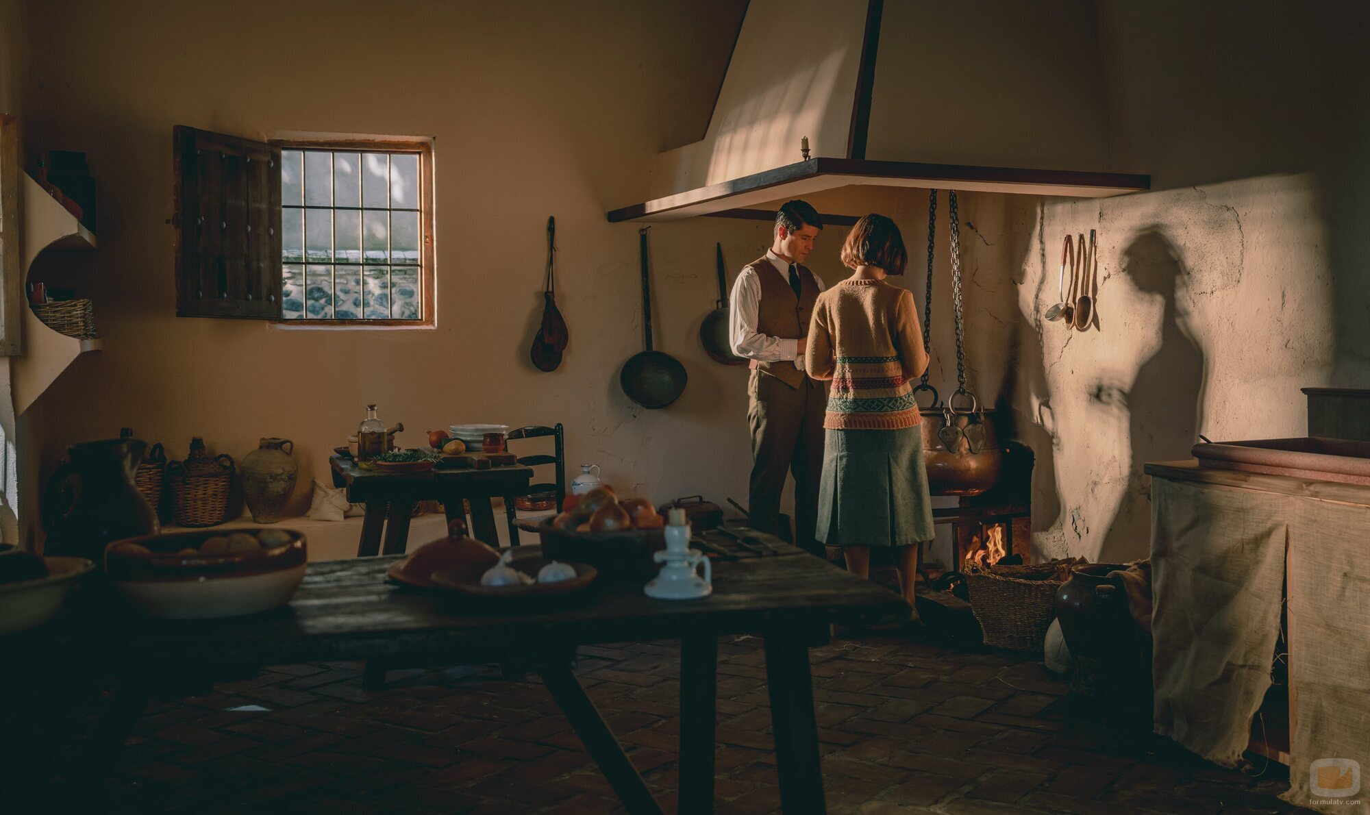 Escena de Verónica Sánchez y Luis Fernández 'Perla' en 'La oportunidad de Covadonga' de 'La Favorita 1922'