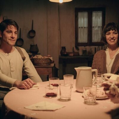 Still de Verónica Sánchez y Luis Fernández 'Perla' en 1x06 'La oportunidad de Covadonga' de 'La Favorita 1922'