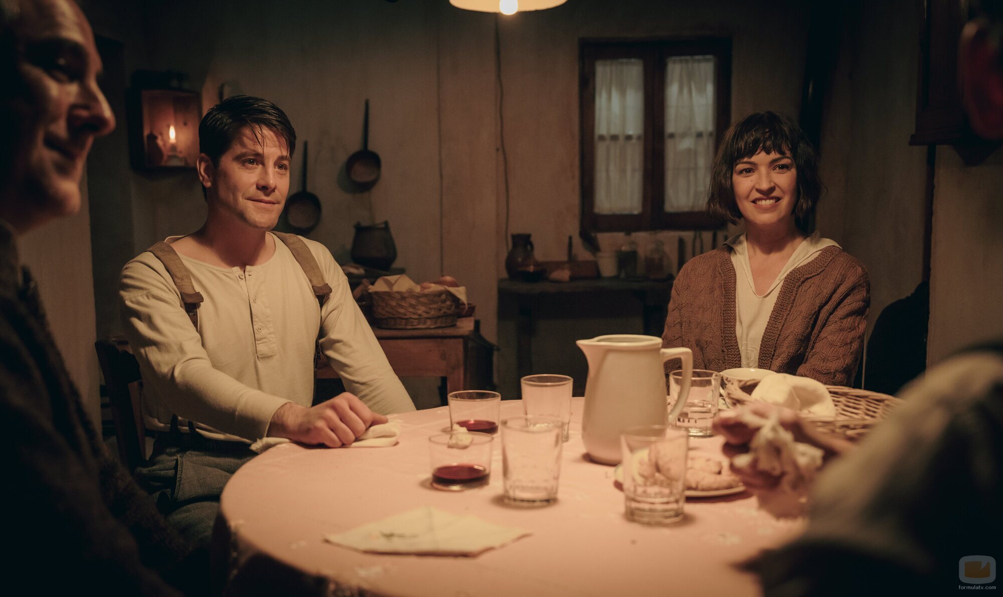 Still de Verónica Sánchez y Luis Fernández 'Perla' en 1x06 'La oportunidad de Covadonga' de 'La Favorita 1922'