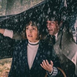 Verónica Sánchez y Luis Fernández 'Perla' en el 1x06 de 'La Favorita 1922'
