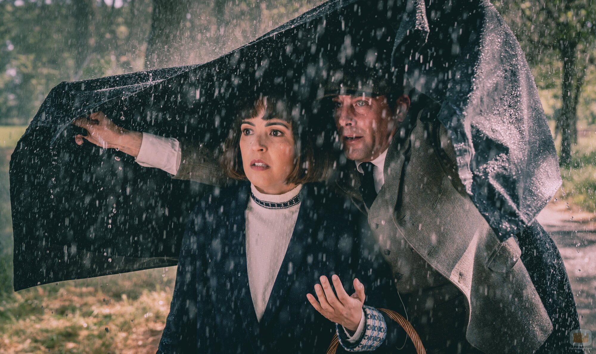 Verónica Sánchez y Luis Fernández 'Perla' en el 1x06 de 'La Favorita 1922'