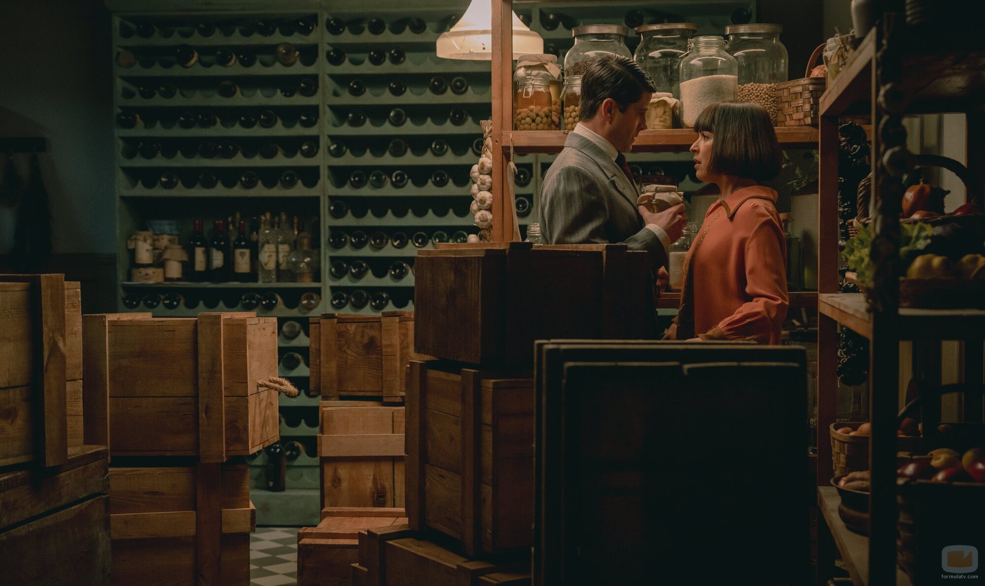 Escena de Verónica Sánchez y Luis Fernández 'Perla' en el 1x06 de 'La Favorita 1922'