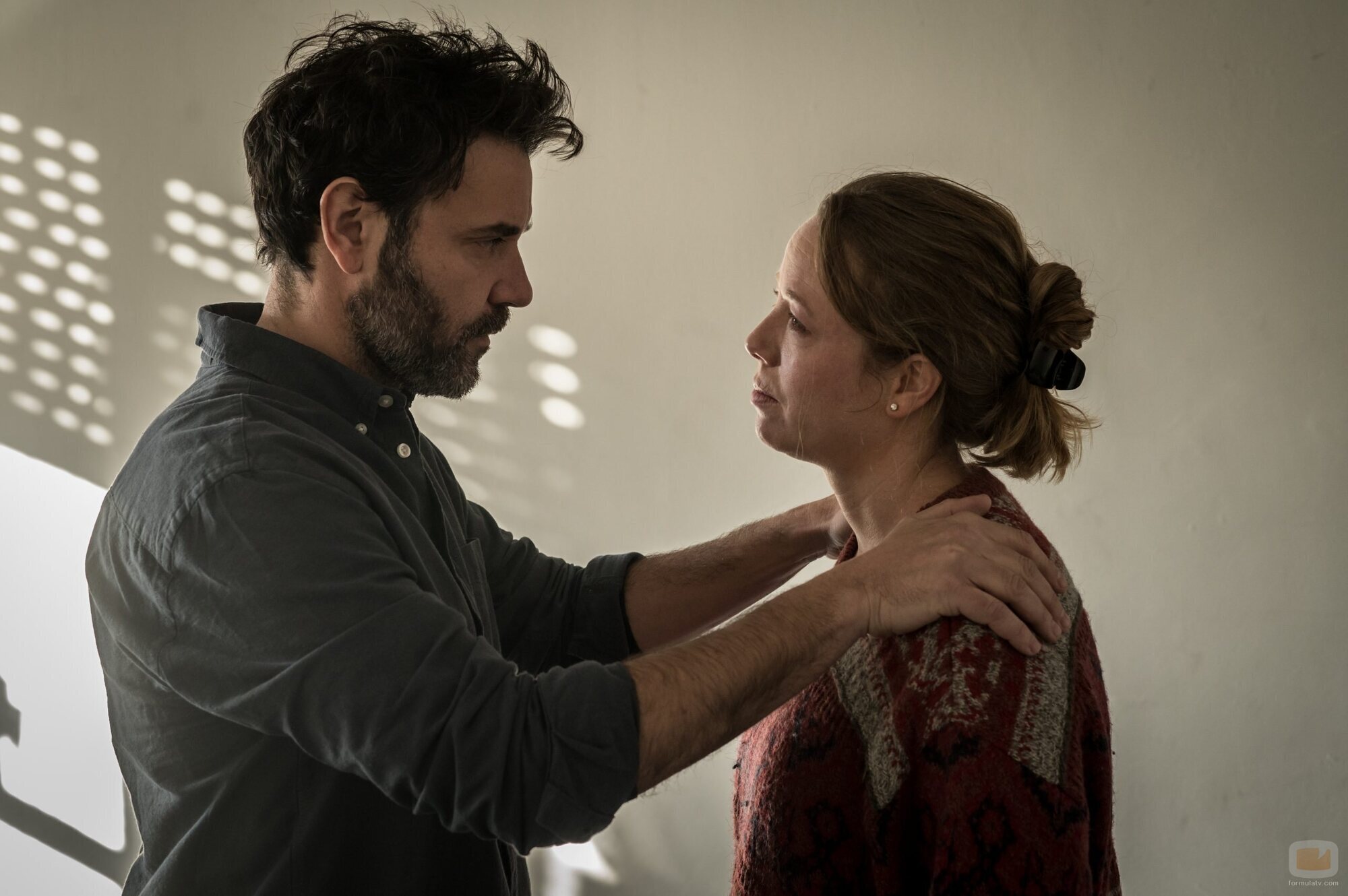 Miquel Fernández y Ainhoa Santamaría en la temporada 1 y el capítulo 02 de 'Apagón'