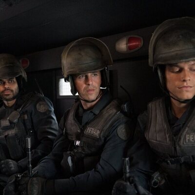 Josh Peck y Jake Allyn en 2x04 titulado 'Día uno' de 'The Last of Us'