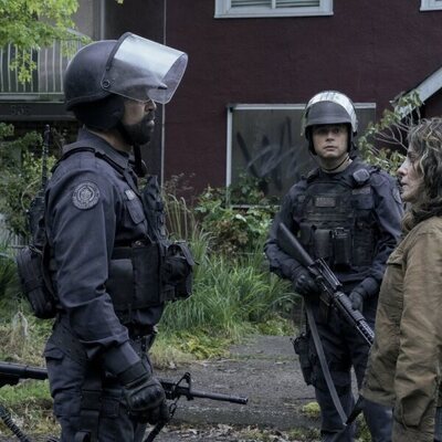 Alanna Ubach y Ben Ahlers en 'Día uno' de 'The Last of Us'