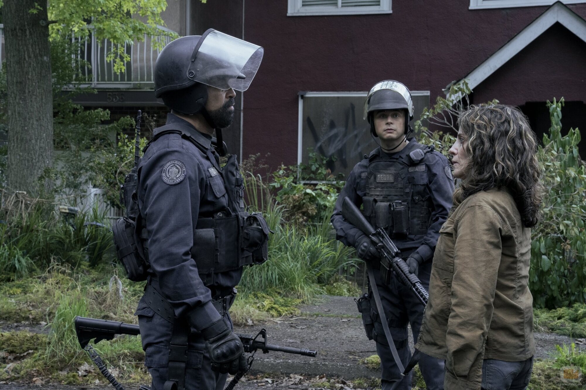 Alanna Ubach y Ben Ahlers en 'Día uno' de 'The Last of Us'