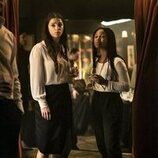 Marisa Abela y Myha'la Herrold en 1x02 'Tranquilo y Agradable' de 'Industry'