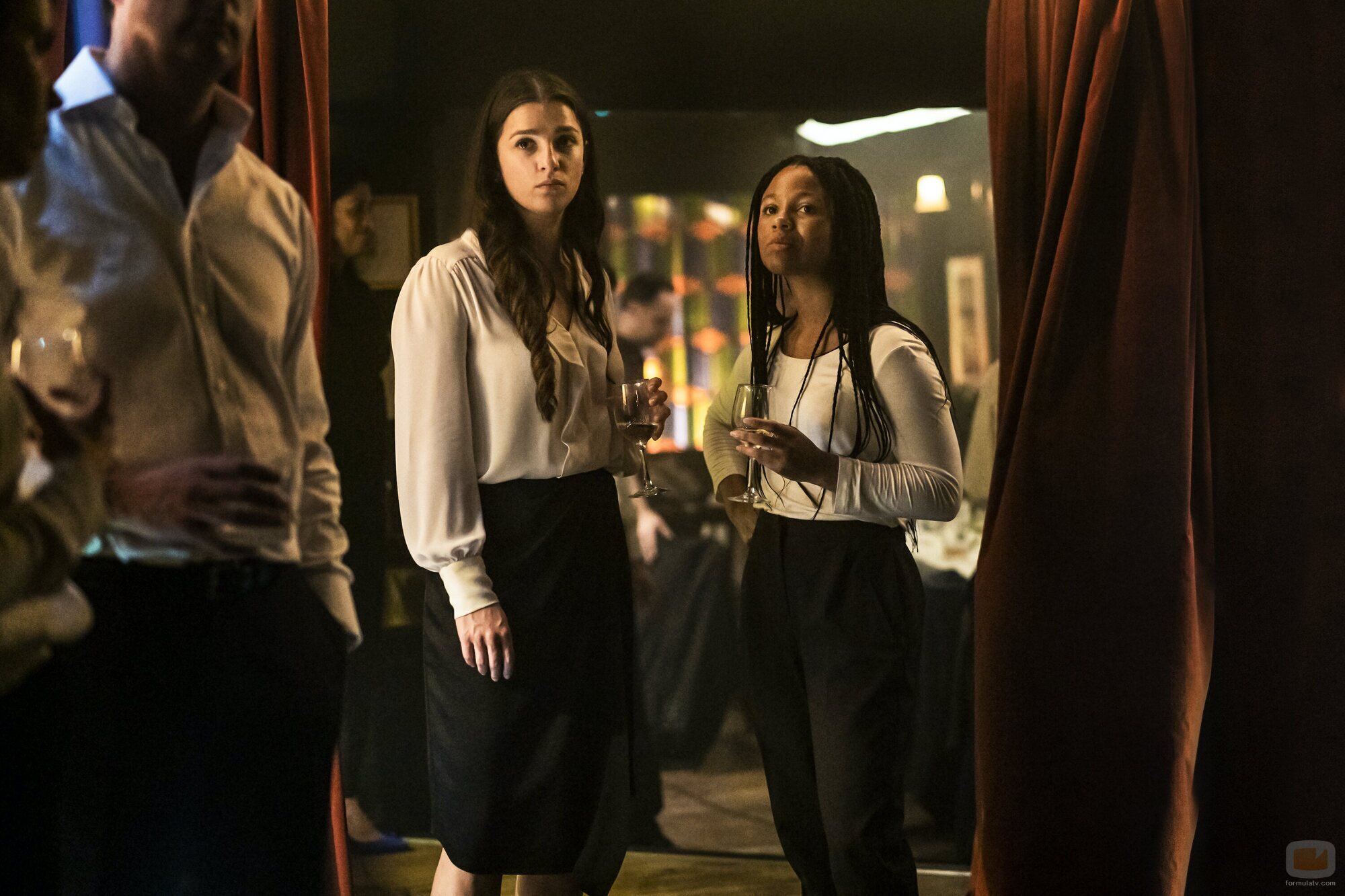Marisa Abela y Myha'la Herrold en 1x02 'Tranquilo y Agradable' de 'Industry'