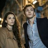 Marisa Abela y Harry Lawtey en el 1x02 de 'Industry'