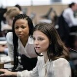 Marisa Abela y Myha'la Herrold en el 1x02 de 'Industry'