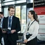 Marisa Abela y Harry Lawtey en Capítulo 4 titulado 'Reunión' de 'Industry'