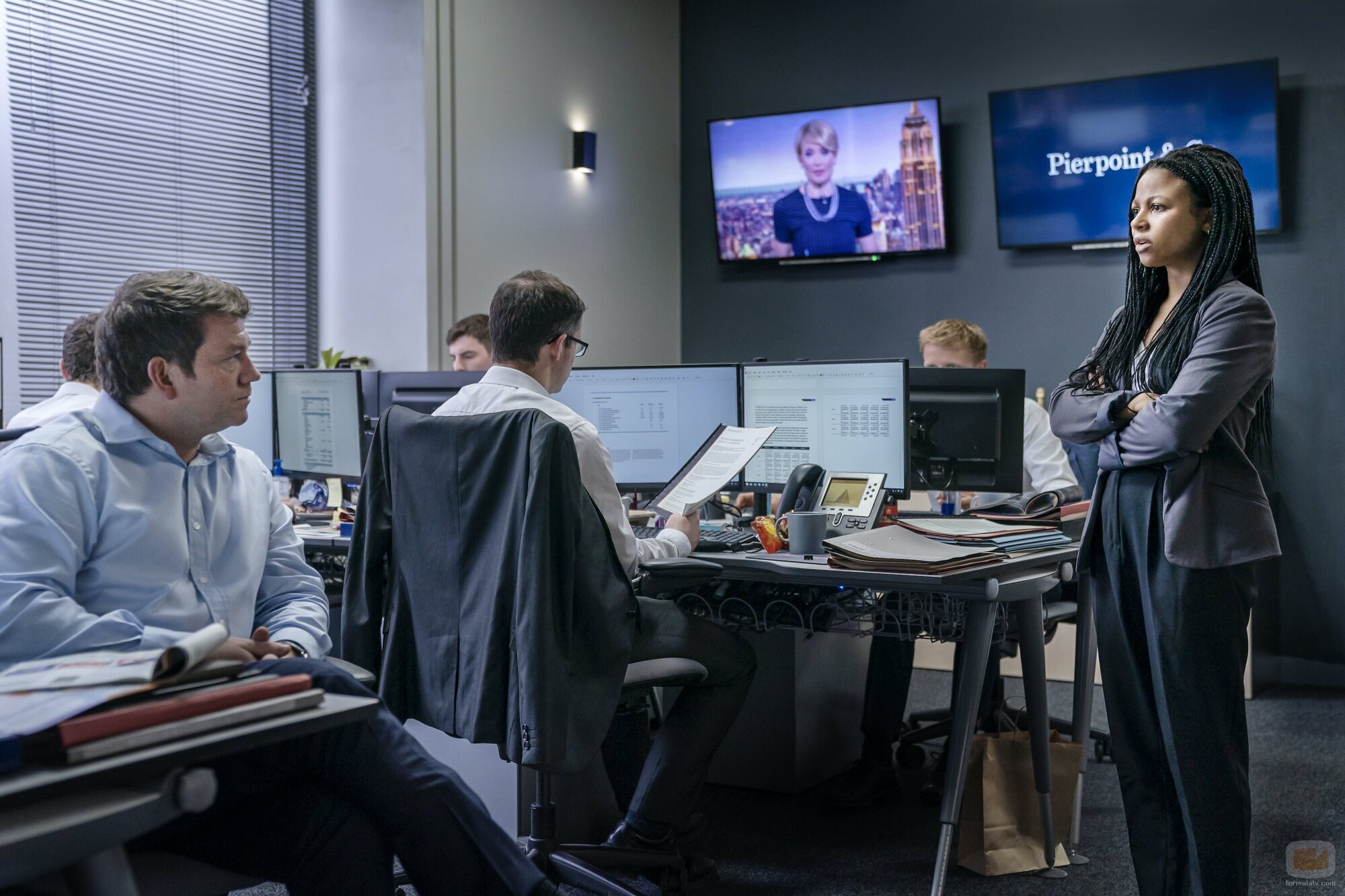 Chris Reilly y Myha'la Herrold en 'Reunión' de 'Industry'