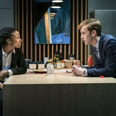 Harry Lawtey y Myha'la Herrold en 1x05 titulado 'Comportamiento Aprendido' de 'Industry'