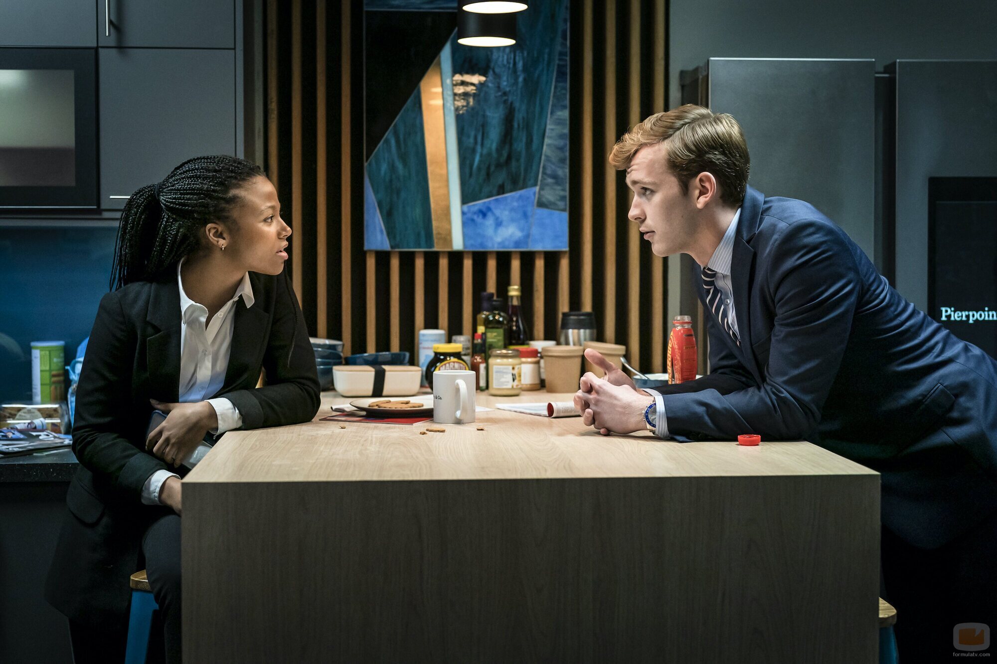 Harry Lawtey y Myha'la Herrold en 1x05 titulado 'Comportamiento Aprendido' de 'Industry'