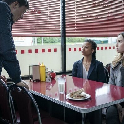 Freya Mavor y Myha'la Herrold en 1x05 titulado 'Comportamiento Aprendido' de 'Industry'