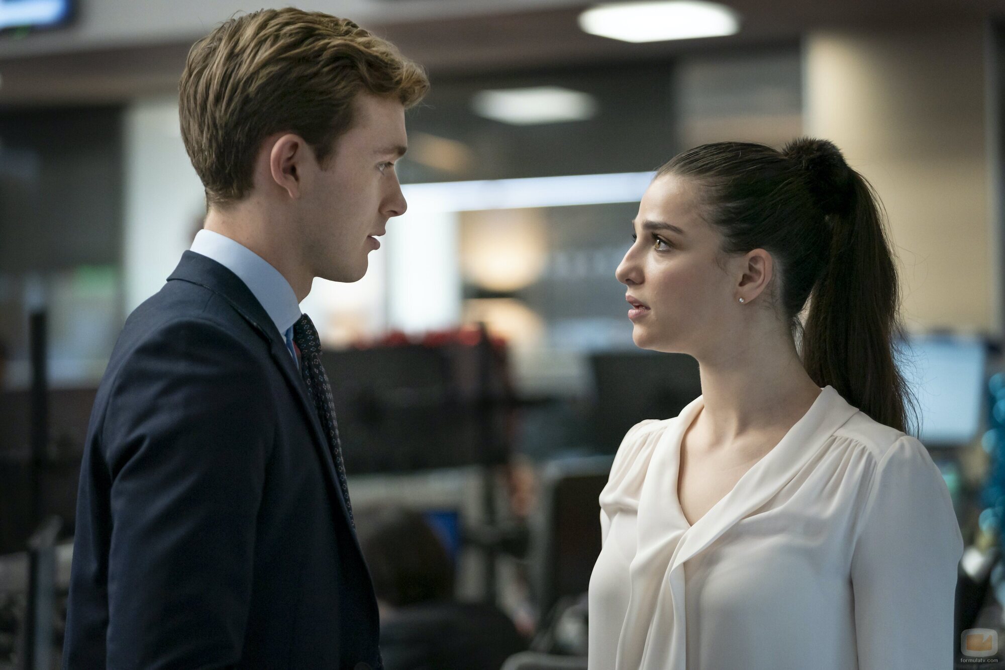 Marisa Abela y Harry Lawtey en el 1x06 de 'Industry'