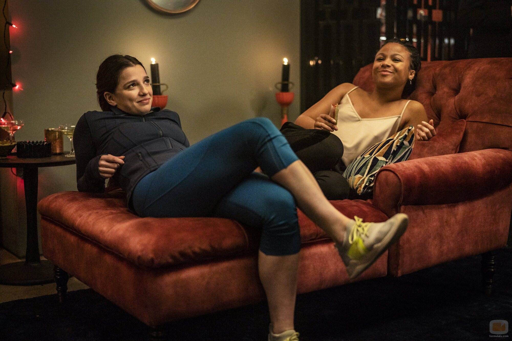 Marisa Abela y Myha'la Herrold en el 1x07 de 'Industry'
