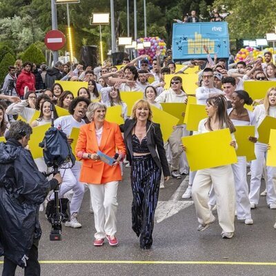 Paloma del Río y Cayetana Guillén Cuervo desfilan en el estreno de 'La familia de la tele'
