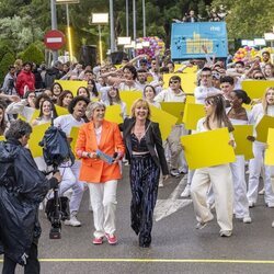 Paloma del Río y Cayetana Guillén Cuervo desfilan en el estreno de 'La familia de la tele'