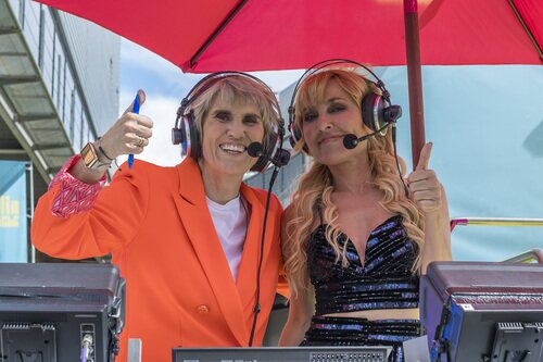 Paloma del Río y Cayetana Guillén Cuervo retransmiten el estreno de 'La familia de la tele'