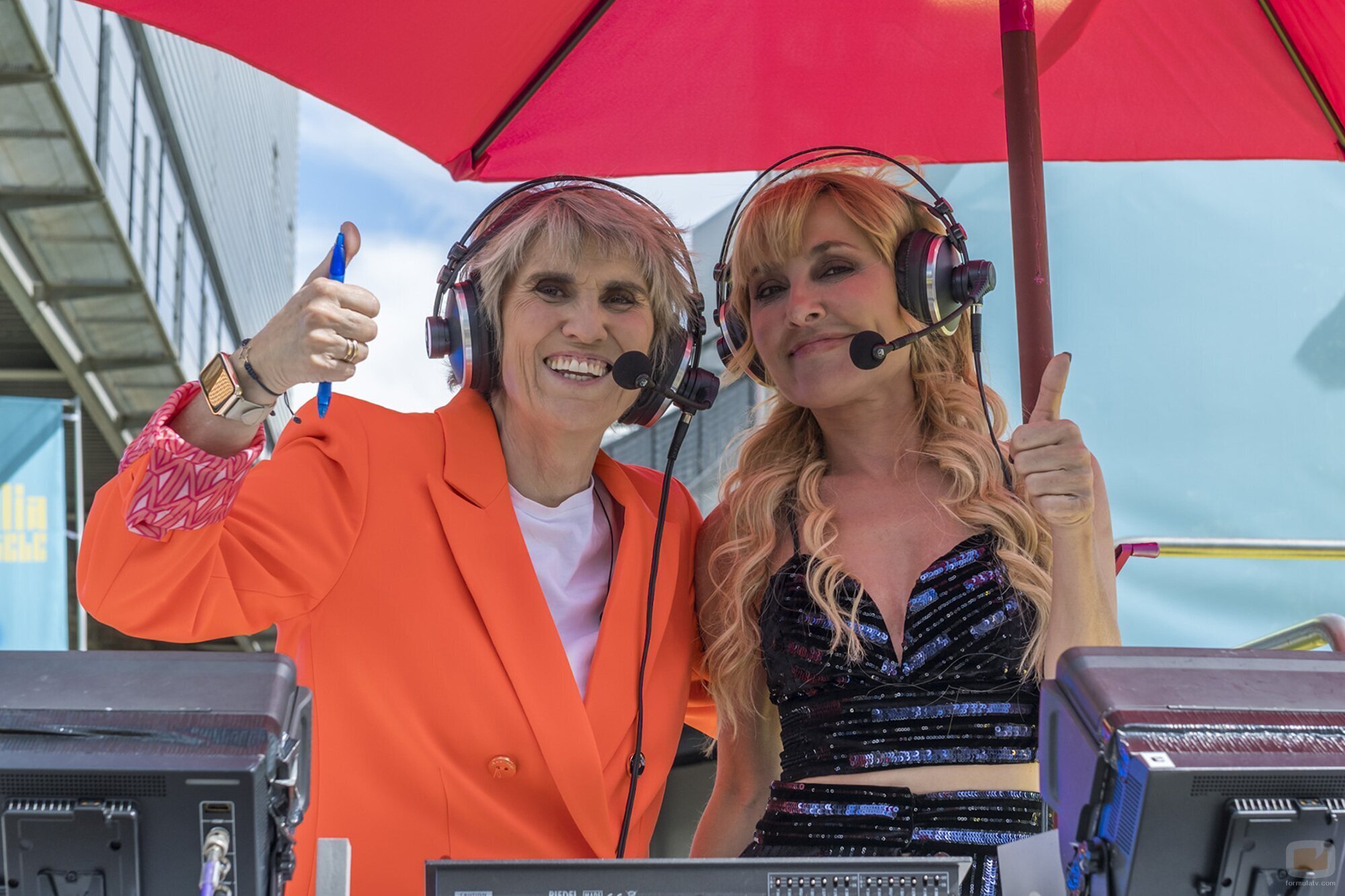 Paloma del Río y Cayetana Guillén Cuervo retransmiten el estreno de 'La familia de la tele'