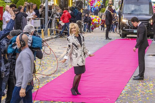 Sandra Daviú desfila en el estreno de 'La familia de la tele'