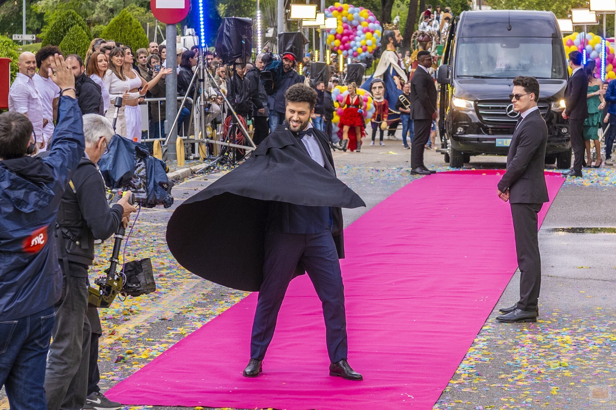 Javier de Hoyos desfila en el estreno de 'La familia de la tele'