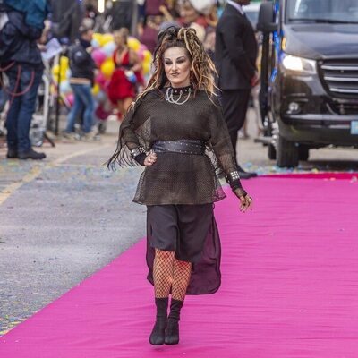 Adela González desfila en el estreno de 'La familia de la tele'