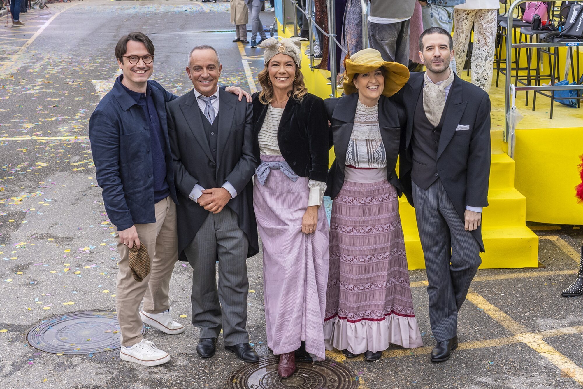 Colaboradores de 'La familia de la tele' vestidos de las series diarias