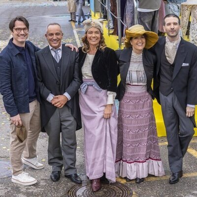 Colaboradores de 'La familia de la tele' vestidos de las series diarias