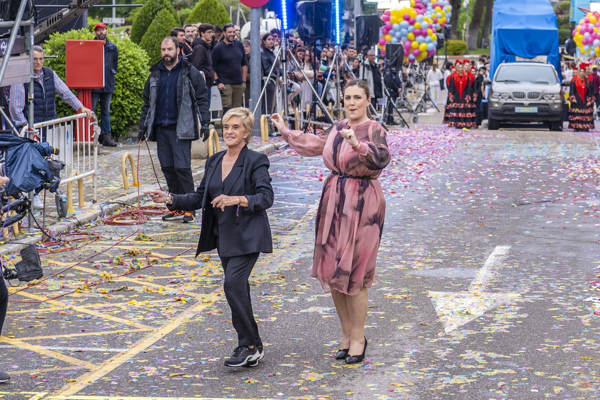 Chelo García-Cortés y Carlota Corredera desfilan en 'La familia de la tele'