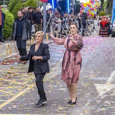 Chelo García-Cortés y Carlota Corredera desfilan en 'La familia de la tele'