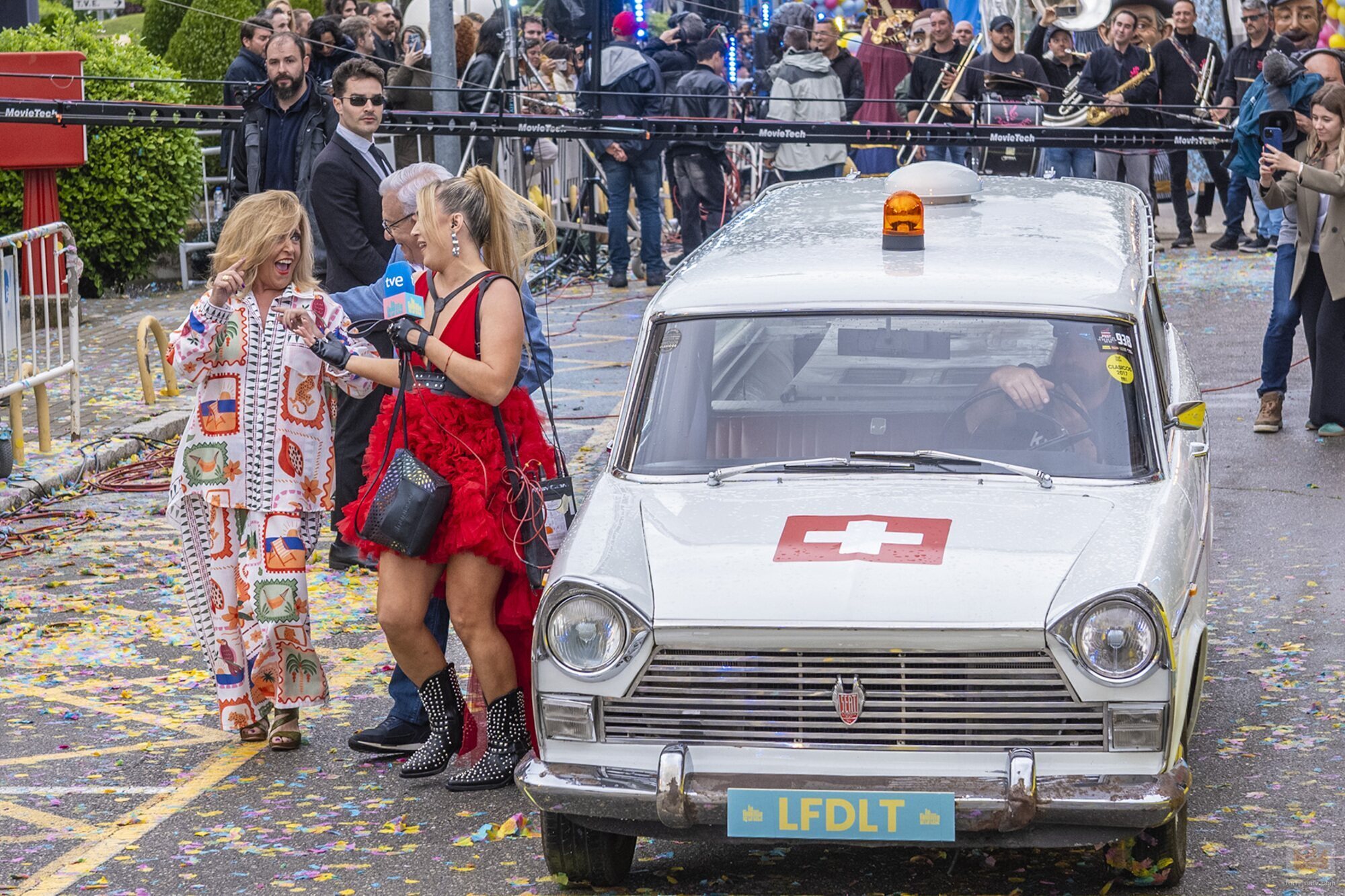 Marta Riesco recibe a Lydia Lozano y el doctor Sánchez Martos en 'La familia de la tele'