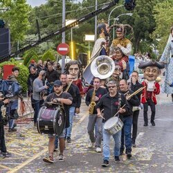 Gigantes y cabezudos en el desfile de 'La familia de la tele'